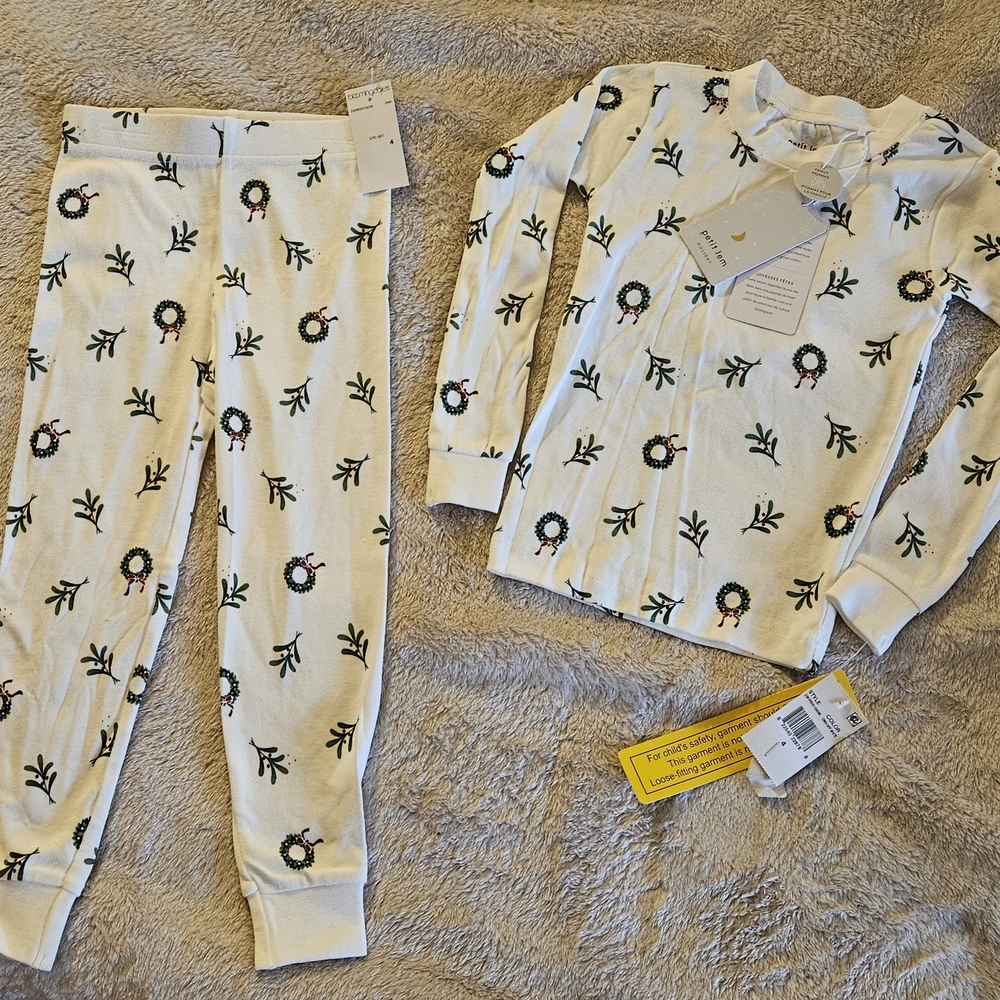 Kids Pajamas with Festive Wreath Design